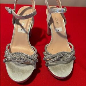 Moda Women's Silver Strappy Heels